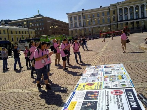 Image for article ​Finlandia: Turis Tiongkok Mempelajari Fakta Kebenaran Falun Gong di Tempat Wisata Helsinki