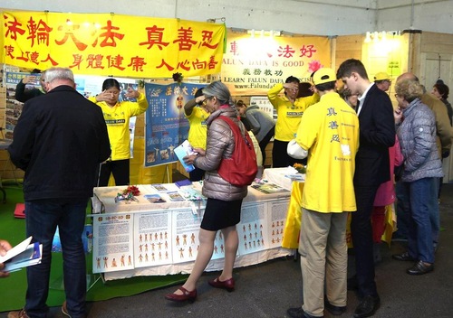 Image for article Prancis: Pameran Kesehatan Menyambut Falun Dafa, Menentang Intimidasi Konsulat Tiongkok