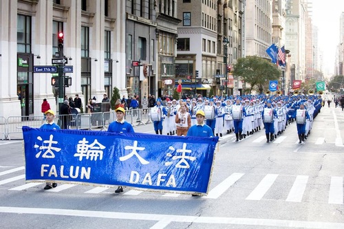Image for article New York: Kelompok Falun Dafa Tampil di Pawai Hari Veteran Terbesar Nasional