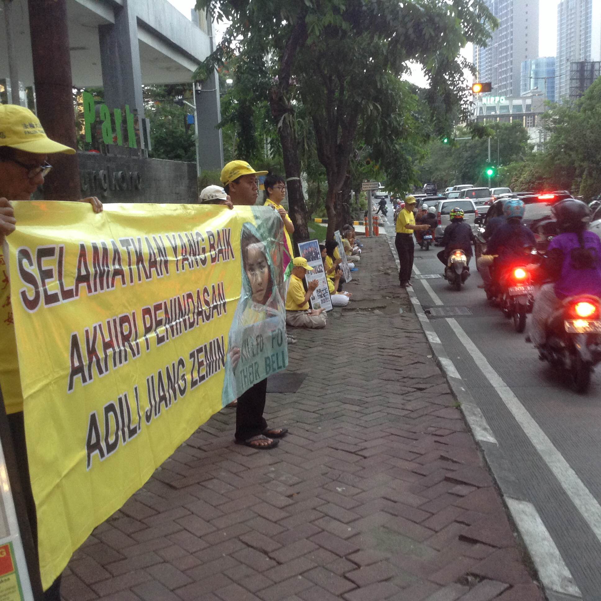 Image for article Surabaya: Menyuarakan Penghentian Penindasan terhadap Falun Dafa pada Hari HAM 