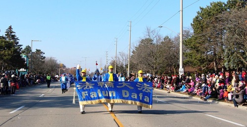 Image for article Toronto: Praktisi Falun Dafa dalam Parade Hari Libur di Tujuh Kota Kanada