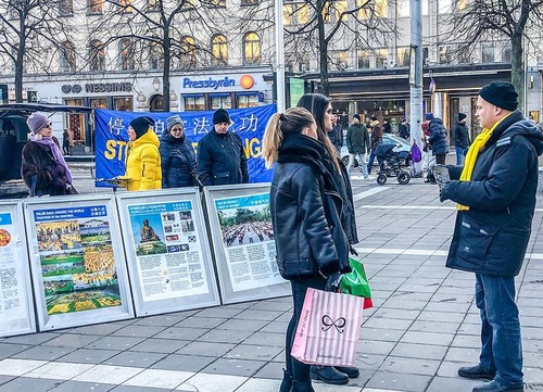 Image for article Stockholm, Swedia: Menantang Dingin untuk Membantu Menghentikan Penindasan terhadap Falun Gong