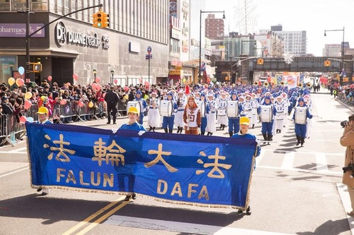 Image for article Flushing, New York: Kelompok Falun Dafa Menonjol dalam Parade Tahun Baru Imlek