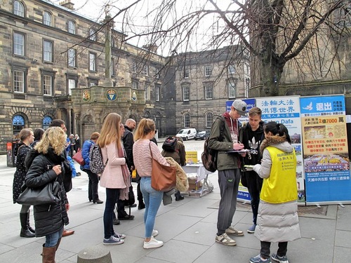 Image for article Edinburgh, Skotlandia: Mendengar tentang Falun Dafa di Hari Musim Semi yang Hangat