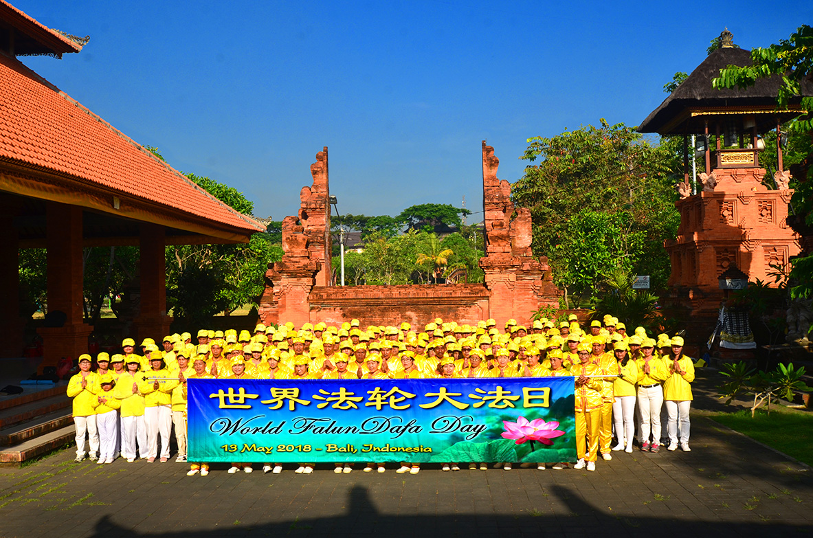 Image for article Indonesia: Praktisi Falun Dafa Indonesia Merayakan Hari Falun Dafa Sedunia dan Mengucapkan Selamat Ulang Tahun kepada Guru yang Belas Kasih