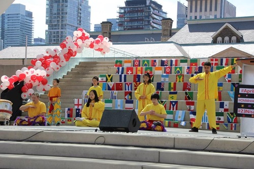Image for article Toronto: Memperagakan Latihan Falun Gong di Festival Budaya