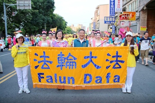 Image for article Taiwan: Tim Genderang Pinggang Falun Gong Memenangkan Kompetisi Lentera Hias
