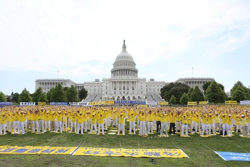 Image for article Latihan Bersama Falun Gong di Capitol Hill, Aksi Damai di Kedutaan Besar Tiongkok