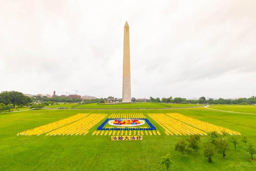 Image for article Ribuan Orang Membentuk Lambang Falun di Monumen Washington