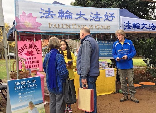 Image for article Australia: “Ini Yang Sangat Saya Butuhkan!” -- Memperkenalkan Falun Gong di Acara Komunitas