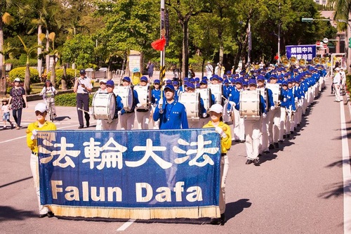Image for article Wisatawan Daratan Tiongkok Senang Melihat Pawai Falun Gong di Taiwan