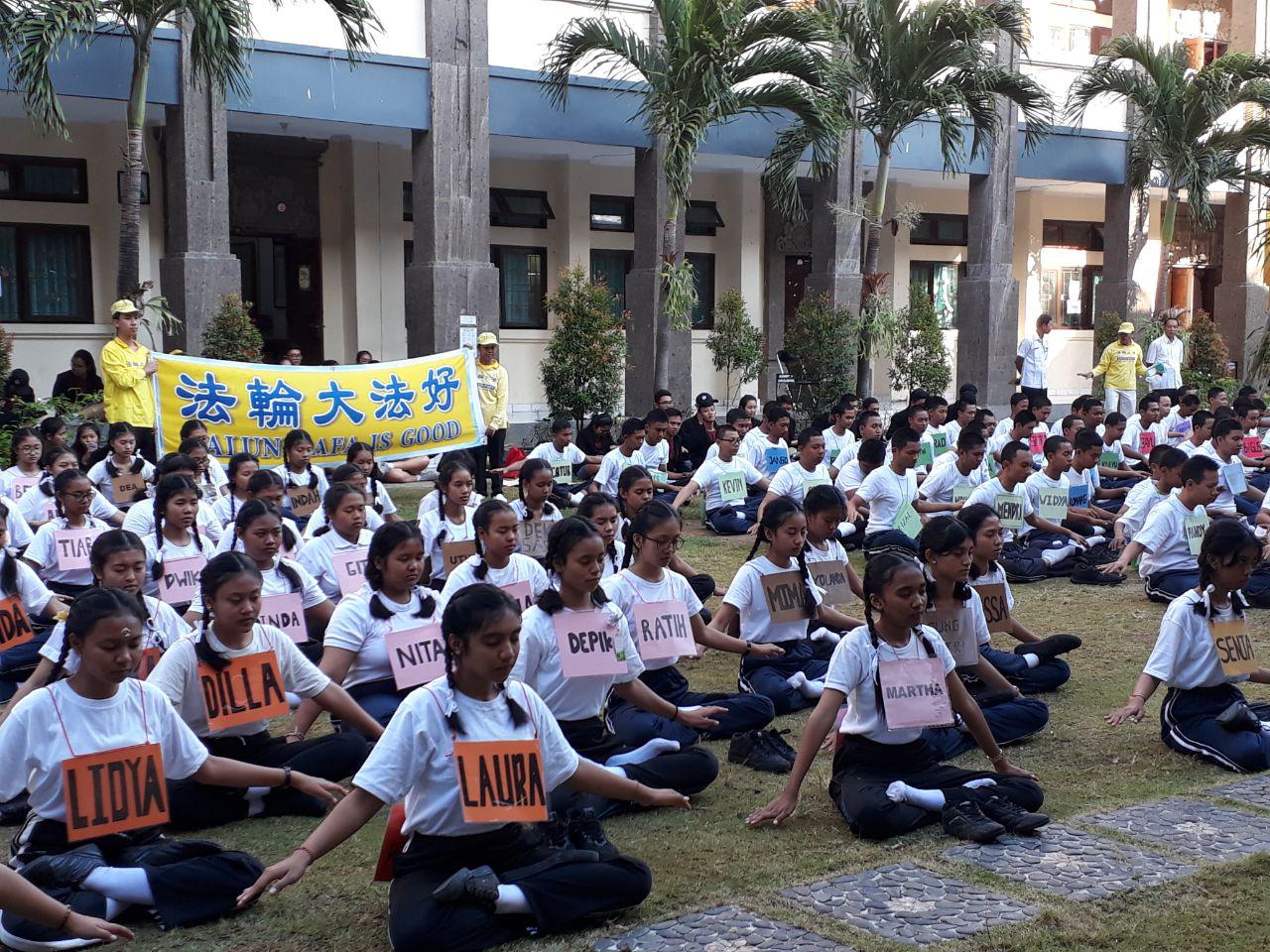 Image for article Pengenalan Falun Dafa di SMA Kuta