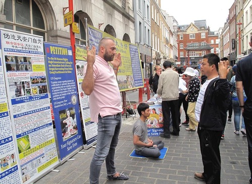 Image for article Pengunjung Pecinan London Belajar Falun Gong 