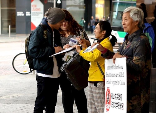Image for article Australia: Meningkatkan Kesadaran akan Penganiayaan di Tiongkok di Pusat Kota Perth