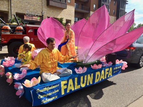 Image for article Minnesota: Penonton Menyukai Mobil Hias Falun Dafa di Pawai Wayzata