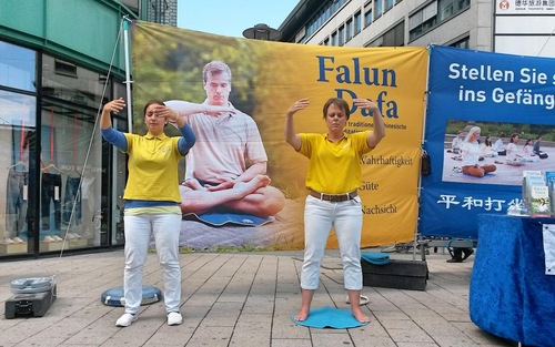 Image for article Jerman: Dukungan Publik untuk Falun Gong di Acara Hari Informasi Hamburg