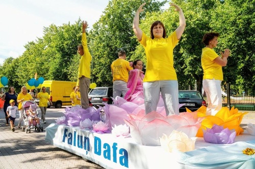 Image for article Latvia: Kelompok Falun Gong Menampilkan Tradisi Tionghoa di Festival Komunitas