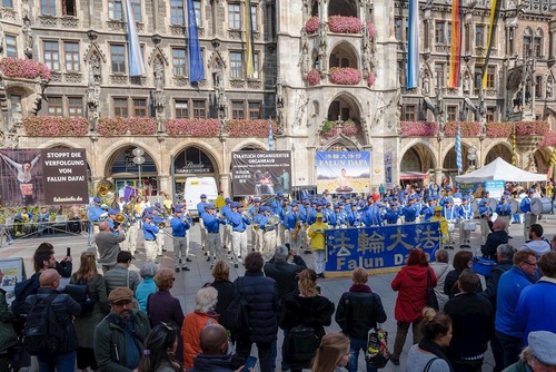 Image for article Munich, Jerman: Pawai Praktisi Falun Gong untuk Kesadaran Akan Hak Asasi Manusia