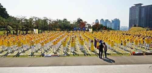 Image for article Seoul, Korea Selatan: Pawai Praktisi Falun Gong Untuk Mengakhiri Penganiayaan 