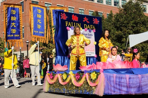 Image for article Klub Falun Dafa Universitas Missouri Berpartisipasi dalam Pawai Reuni Alumni 