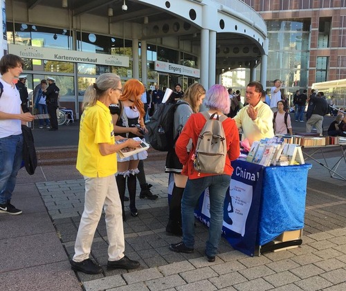 Image for article Para Pengunjung Belajar tentang Falun Gong di Frankfurt Book Fair
