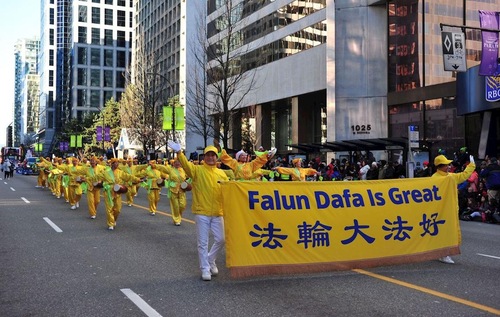 Image for article “Saya Akan Ikut Berlatih Falun Dafa,” Kata Seorang Pejabat Pemerintah Tiongkok Setelah Melihat Pawai Natal