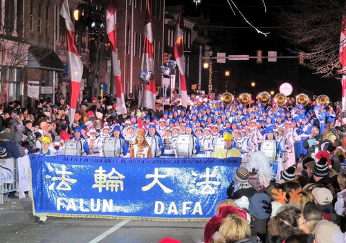 Image for article Pennsylvania: Tian Guo Marching Band Disambut di Parade Natal 