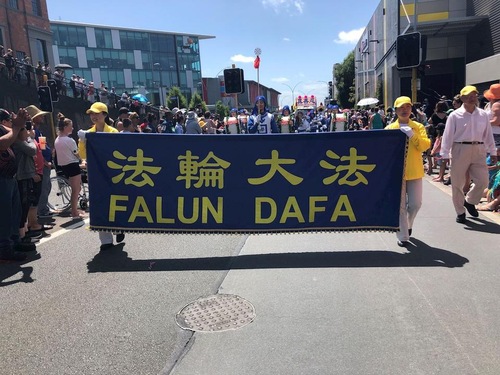 Image for article Selandia Baru: Kelompok Falun Gong Tampil di Tiga Belas Parade Natal
