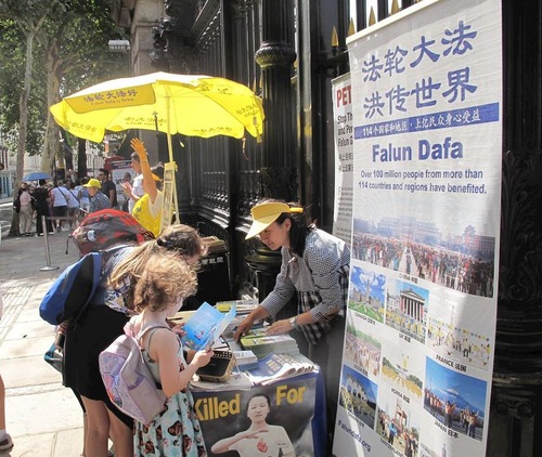Image for article Orang Tiongkok Berinteraksi dengan Falun Gong di Depan Museum British di London