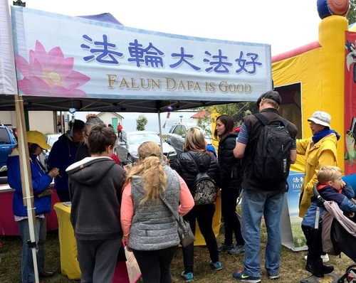 Image for article Australia: Memperkenalkan Falun Gong di Festival Musim Semi Ballarat 2018