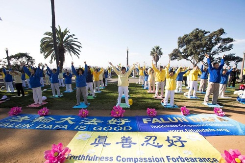 Image for article Meningkatkan Kesadaran tentang Penganiayaan terhadap Falun Gong di Taman Laut Santa Monica