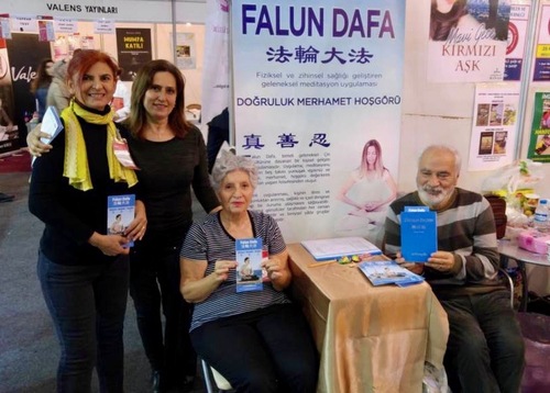 Image for article Turki: Memperkenalkan Falun Dafa di Pameran Buku Kota Mersin