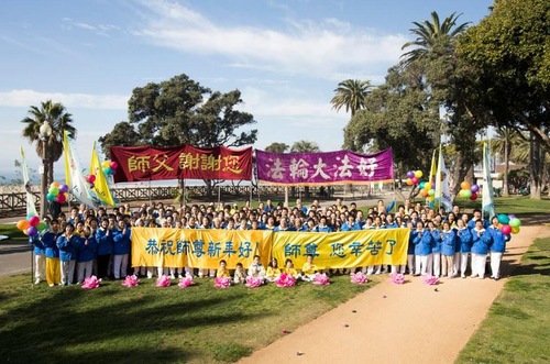 Image for article Los Angeles: Praktisi Falun Dafa Mengucapkan Terima Kasih dan Mengucapkan Selamat Tahun Baru kepada Guru Terhormat