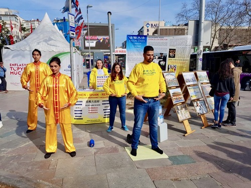 Image for article Istanbul, Turki: Membagikan Manfaat Falun Dafa dan Meningkatkan Kesadaran Tentang Penganiayaan di Tiongkok
