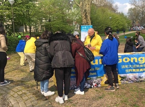 Image for article Jerman: Falun Gong Disambut di Festival Musim Semi di Dortmund