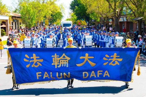 Image for article California: Kelompok Marching Band Falun Dafa Mengesankan di Pawai Hari Piknik UC Davis