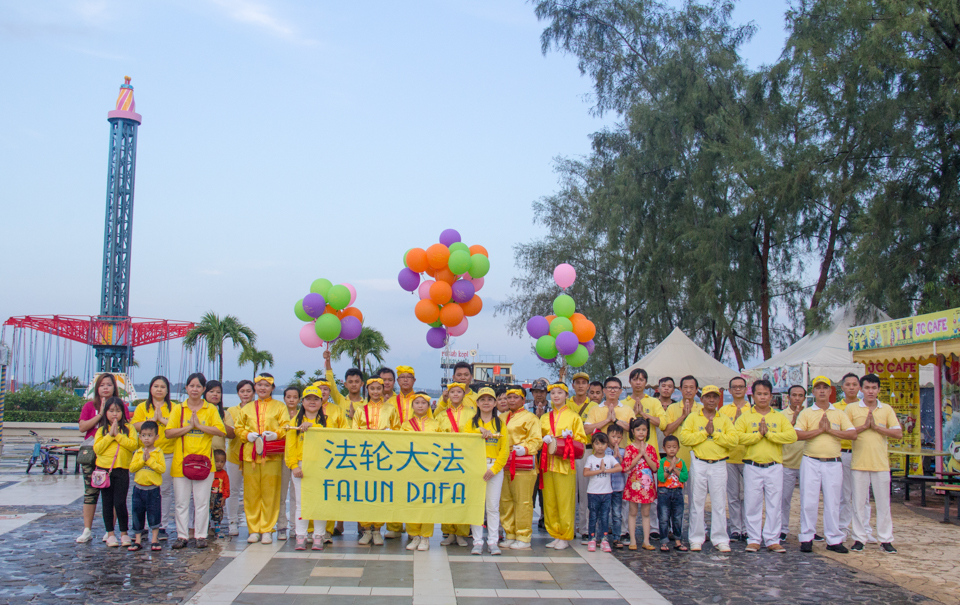 Image for article Batam, Indonesia: Praktisi Falun Dafa Batam Merayakan Hari Falun Dafa Sedunia di Beberapa Tempat