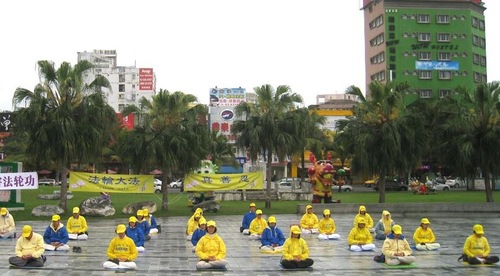 Image for article Turis Tiongkok: “Di Setiap Negara Yang Saya Kunjungi, Saya Melihat Falun Gong”