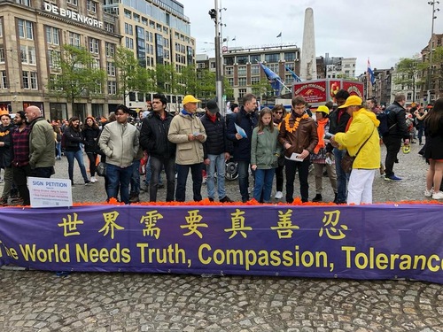 Image for article Belanda: Mempromosikan Falun Dafa di Queens Day