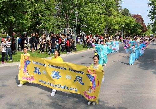 Image for article Toronto, Kanada: Praktisi Falun Gong Berpartisipasi dalam Parade Tahunan Festival Lokal