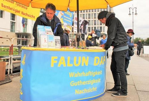 Image for article Jerman dan Italia: Meningkatkan Kesadaran tentang Penganiayaan Rezim Komunis Tiongkok terhadap Falun Gong