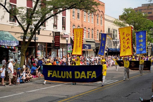 Image for article Michigan dan Ohio, Amerika Serikat: Praktisi Falun Gong Diundang untuk Berpartisipasi dalam Parade Hari Kemerdekaan 