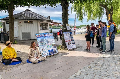 Image for article Stockholm, Swedia: Memperkenalkan Falun Gong di Festival Pertengahan Musim Panas