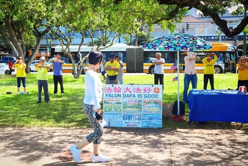 Image for article Hawaii: Praktisi Mempromosikan Falun Dafa pada Perayaan Hari Kemerdekaan