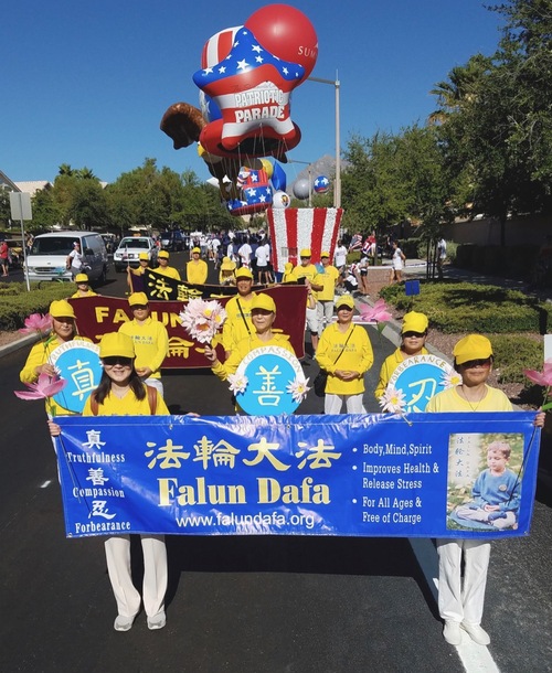 Image for article Las Vegas: Falun Dafa Berpartisipasi dalam Pawai Patriotik Dewan Summerlin ke-25