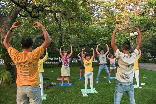 Image for article Rusia: Pengunjung “Happy City Festival” Menyambut Falun Gong dan Mempelajari Latihan