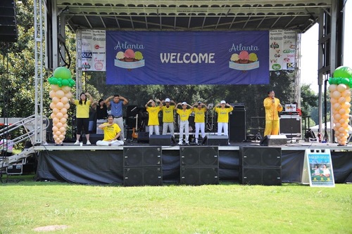 Image for article Atlanta, Amerika Serikat: Praktisi Falun Dafa Memperagakan Latihan di Festival Es Krim
