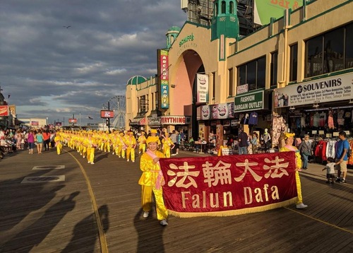 Image for article New Jersey: Praktisi Falun Gong Berpartisipasi dalam Pawai Perayaan Amerika