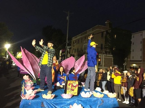 Image for article Minnesota: Falun Gong Twin Cities Club Mengikuti Parade Homecoming Universitas