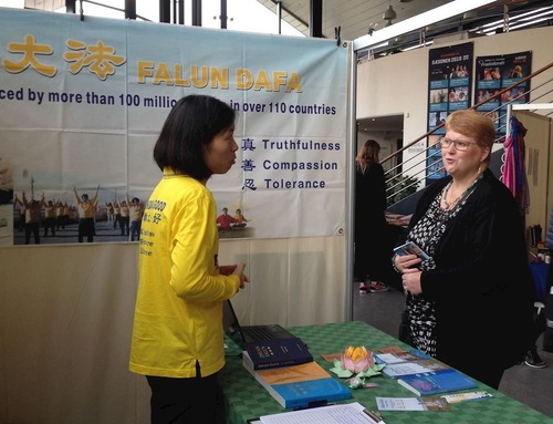 Image for article Denmark: Memperkenalkan Falun Gong di Pameran Kesehatan di Skive